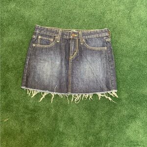 Denim Frayed Hem Levi’s skirt